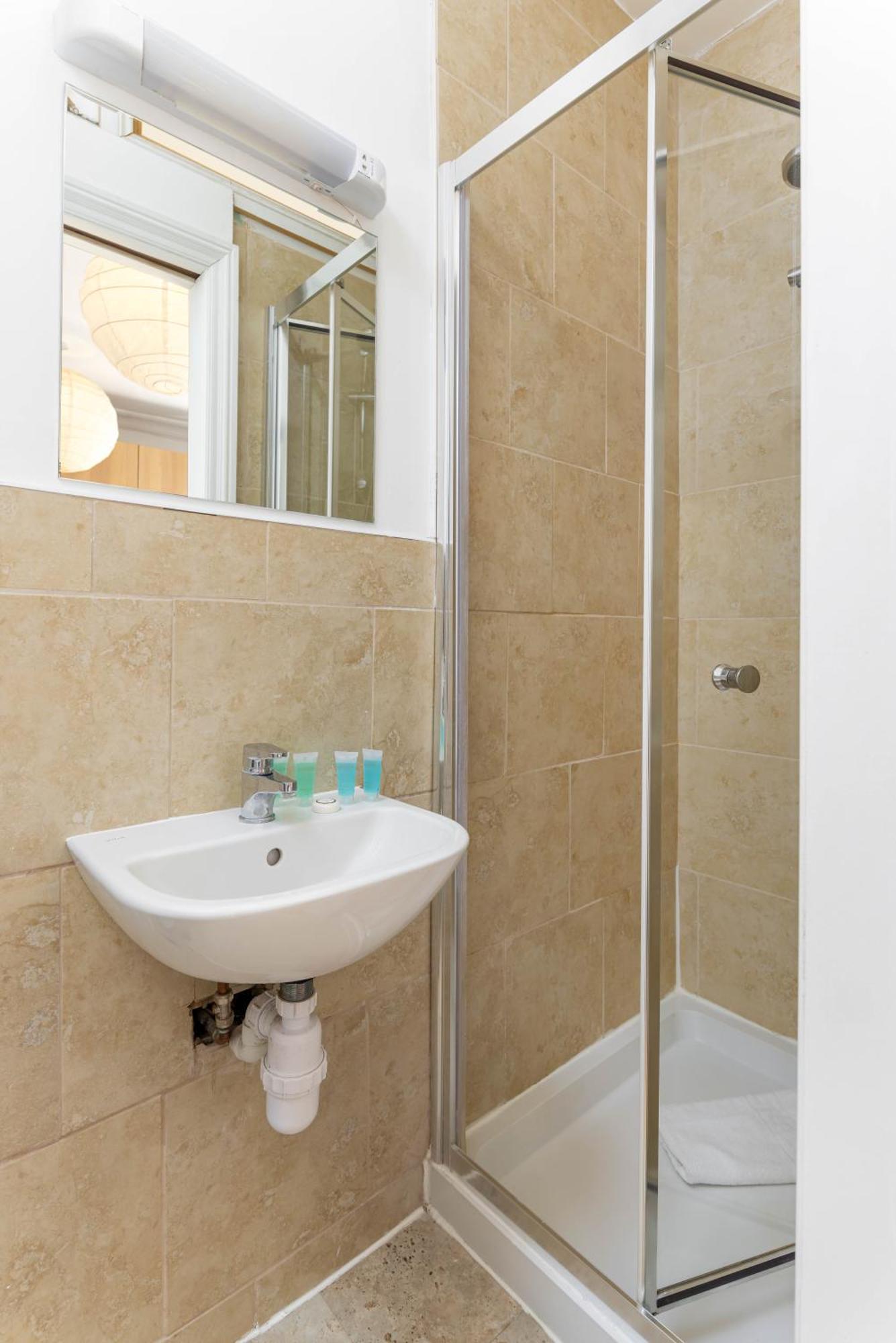 Air Host & Stay - Rockfield House - Sleeps 8 Liverpool Exterior foto